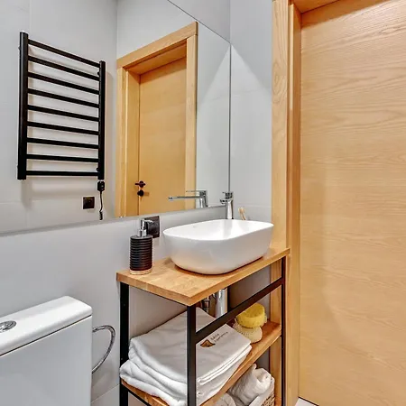 Apartment Dr - Side